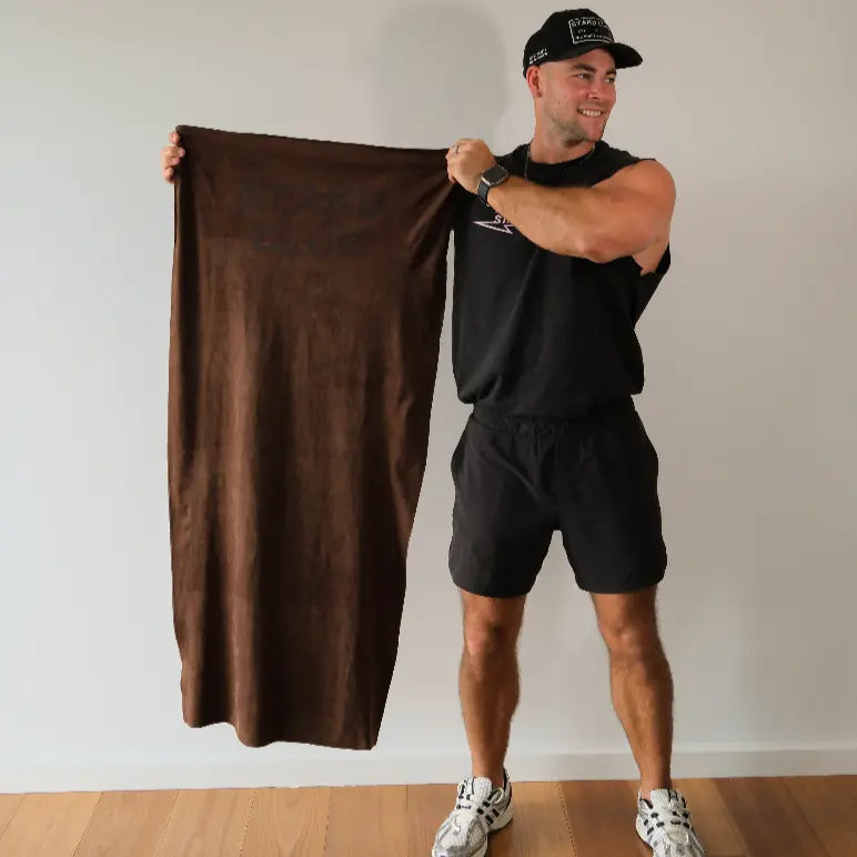 THE BROWN GRAB TOWEL STAKD CLUB