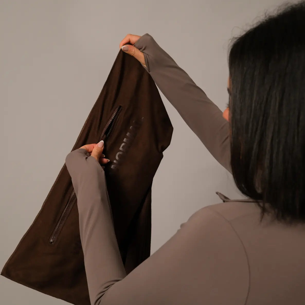 THE BROWN GRAB TOWEL STAKD CLUB