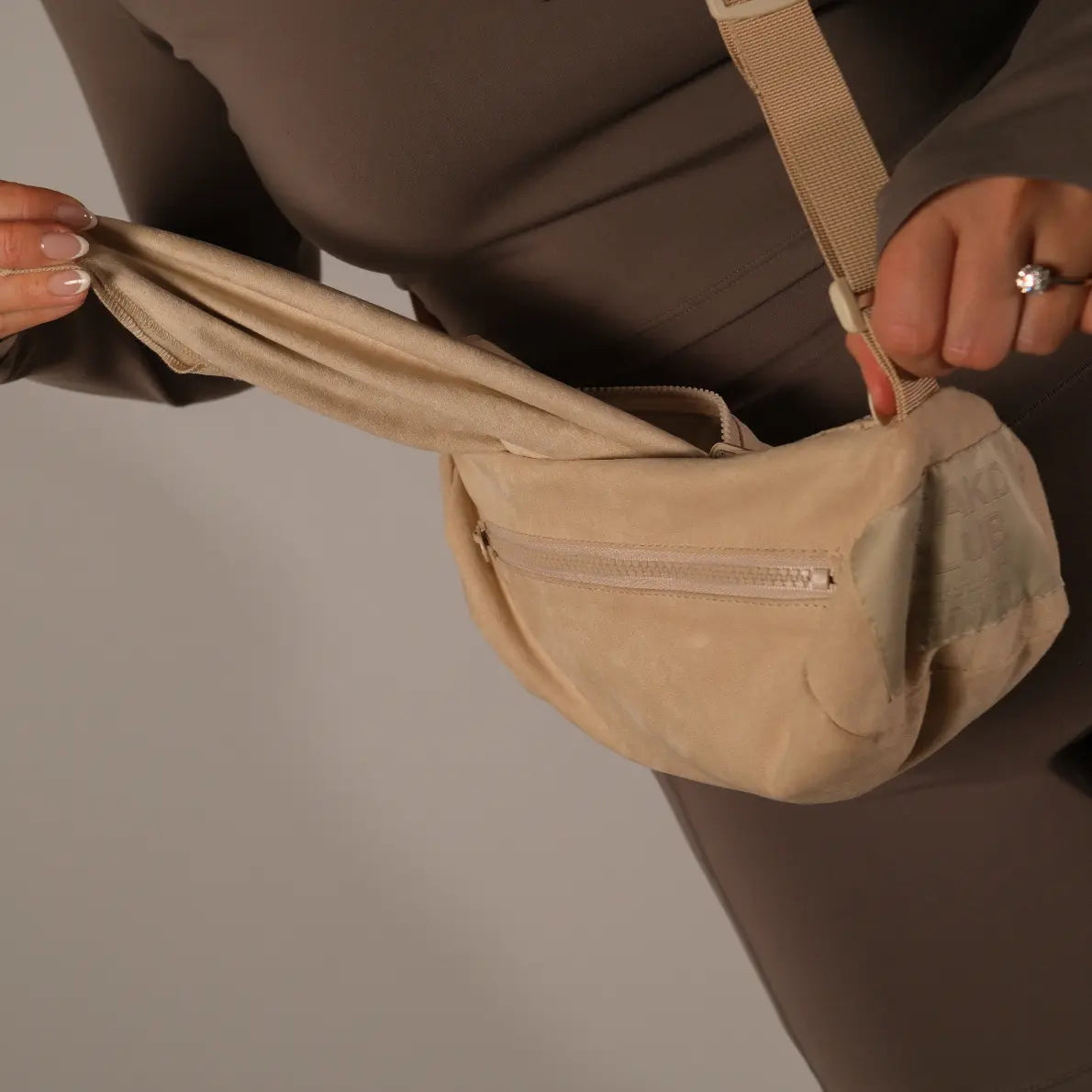 THE BEIGE GRAB TOWEL - MINI STAKD CLUB